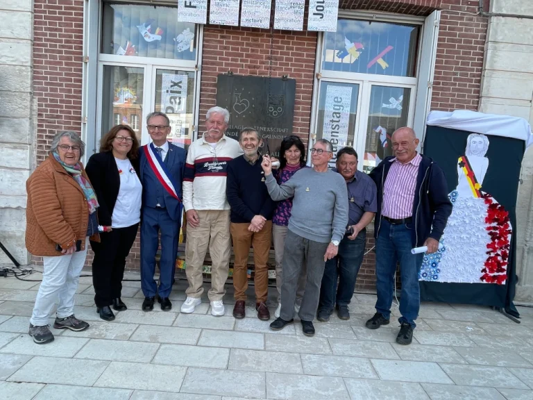 Mitglieder des Partnerschaftsvereins mit Ihren Partnern aus Frankreich läuten die Freundschaftsglocke