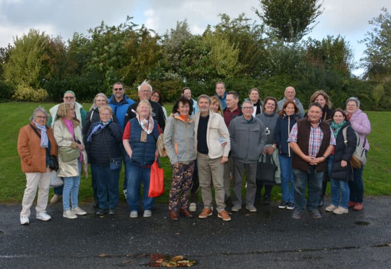 Gruppenfoto aller Teilnehmer der Gruppenfahrt nach Terres-de-Caux mit den Französischen Freunden